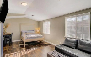 The Hangar - Cozy, Private Unit in GREAT Location